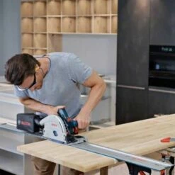 BOSCH Scie Plongeante 140mm 18V 5.5Ah GKT18V-52GC + Rail - 0615990M0A -Bosch Soldes Magasin bosch scie plongeante 140mm 18v 55ah gkt18v 52gc rail 0615990m0a 3