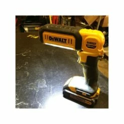 DEWALT Lampe LED Faisceau Large 18V XR - DCL050-XJ -Bosch Soldes Magasin dewalt lampe led faisceau large 18v xr dcl050 xj 2